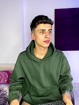 Snapshot of AdrianRinaldi chatting on October 5, 8:34 am AdrianRinaldi online show from October 5, 8:34 am