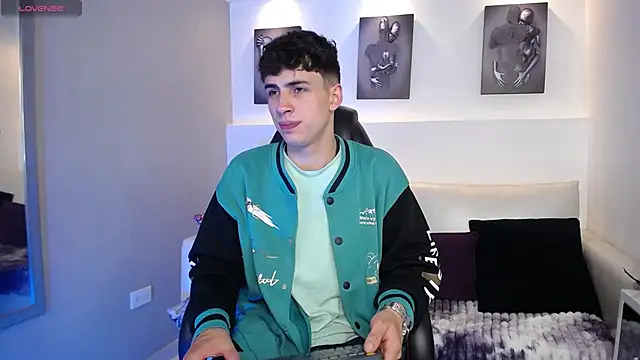 Snapshot of AdrianRinaldi chatting on October 6, 8:28 pm AdrianRinaldi online show from October 6, 8:28 pm