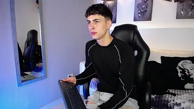 Snapshot of AdrianRinaldi chatting on October 9, 8:07 pm AdrianRinaldi online show from October 9, 8:07 pm