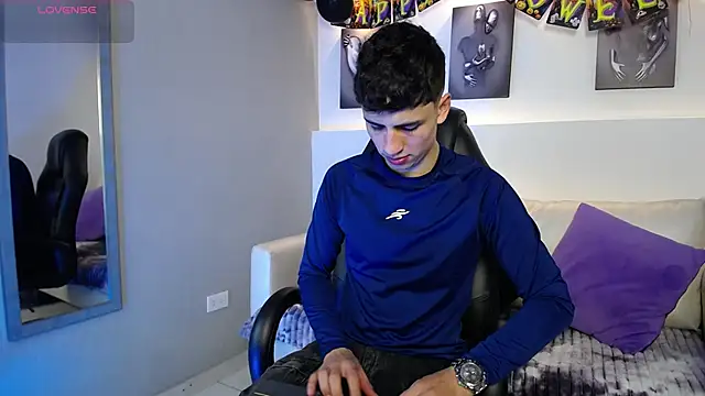 Snapshot of AdrianRinaldi chatting on October 13, 8:31 pm AdrianRinaldi online show from October 13, 8:31 pm