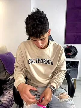 Snapshot of AdrianRinaldi chatting on November 8, 8:18 pm AdrianRinaldi online show from November 8, 8:18 pm