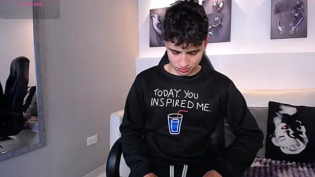 Snapshot of AdrianRinaldi chatting on November 10, 8:19 pm AdrianRinaldi online show from November 10, 8:19 pm