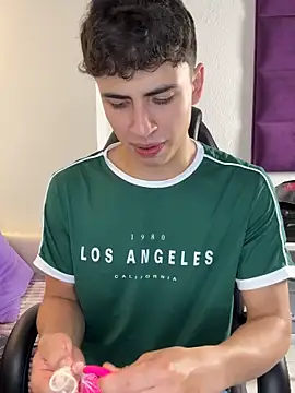 Snapshot of AdrianRinaldi chatting on November 11, 7:58 pm AdrianRinaldi online show from November 11, 7:58 pm