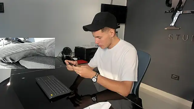 lara and danny online show from October 6, 6:49 pm