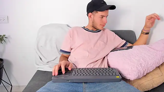 lara and danny online show from November 9, 7:45 pm