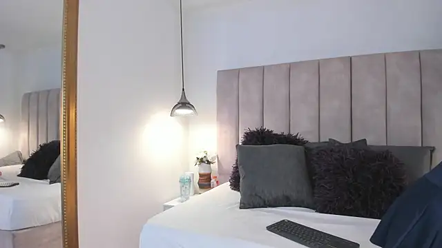 arianaa miller  online show from November 21, 7:45 pm