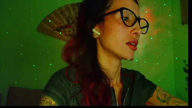 Snapshot of KiotoShine chatting on November 15, 7:43 pm KiotoShine online show from November 15, 7:43 pm