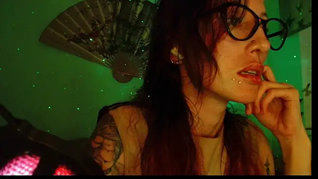 Snapshot of KiotoShine chatting on December 3, 9:13 pm KiotoShine online show from December 3, 9:13 pm