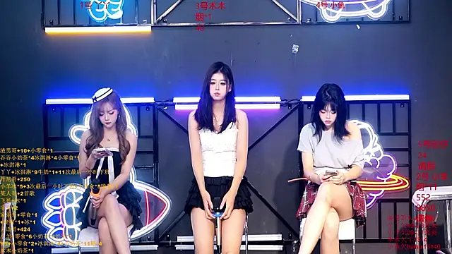 Snapshot of EYgirl222 chatting on September 30, 8:19 am EYgirl222 online show from September 30, 8:19 am