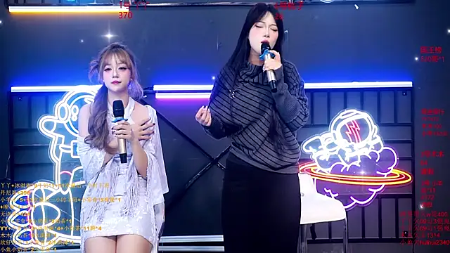 Snapshot of EYgirl222 chatting on October 4, 8:23 am EYgirl222 online show from October 4, 8:23 am