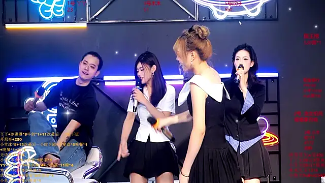 Snapshot of EYgirl222 chatting on October 7, 8:11 am EYgirl222 online show from October 7, 8:11 am