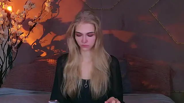 4example Chloe online show from October 6, 10:45 am