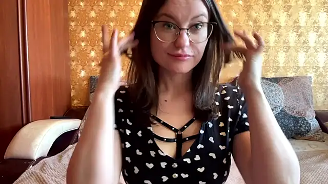 mia shine bright wow online show from December 1, 4:06 am