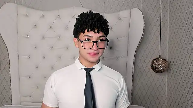 Snapshot of Valentin0_3 chatting on November 3, 12:28 pm Valentin0 3 online show from November 3, 12:28 pm