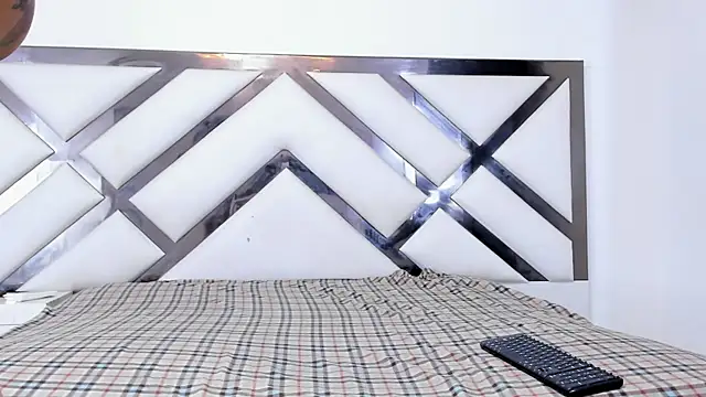 Snapshot of LadyandMaverick chatting on November 25, 4:23 am LadyandMaverick online show from November 25, 4:23 am