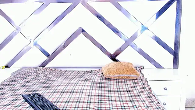 Snapshot of LadyandMaverick chatting on December 15, 3:22 am LadyandMaverick online show from December 15, 3:22 am