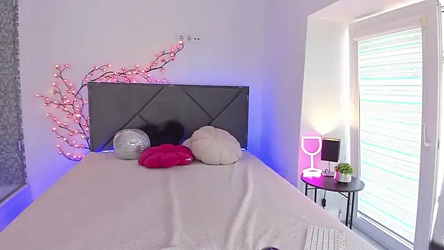 HollyTailors online show from September 15, 12:16 pm