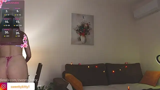 Snapshot of sweettykitty chatting on October 12, 3:44 pm sweettykitty online show from October 12, 3:44 pm