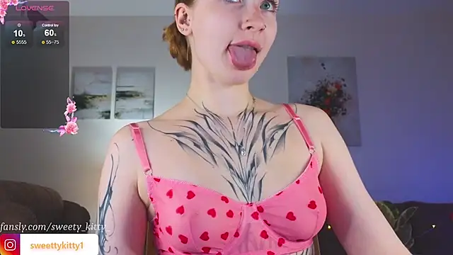 Snapshot of sweettykitty chatting on October 21, 1:34 pm sweettykitty online show from October 21, 1:34 pm