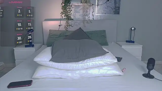 Nickifox   online show from November 27, 8:00 pm