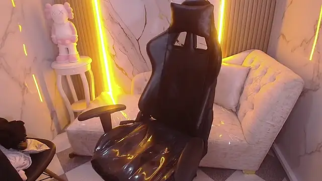 Snapshot of Gumball_b chatting on October 11, 8:07 pm Gumball b online show from October 11, 8:07 pm