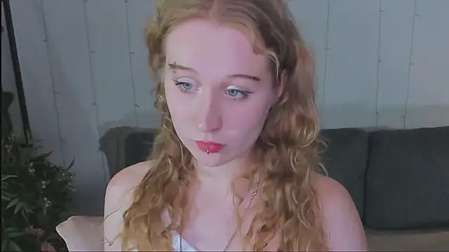 Snapshot of Astra_mluse chatting on October 18, 4:19 pm Astra mluse online show from October 18, 4:19 pm