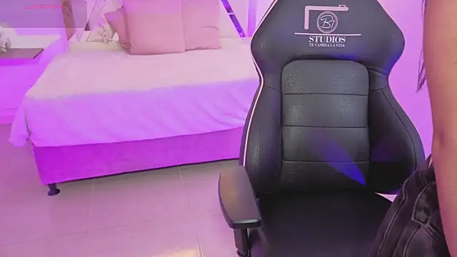 ZURY TAY online show from October 25, 11:40 am