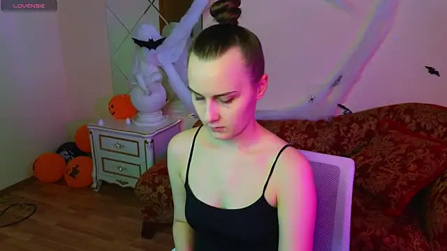 Kelly Cartier online show from November 1, 11:34 am