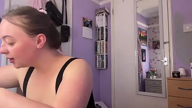 Snapshot of SexySashaxox chatting on September 13, 1:22 pm SexySashaxox online show from September 13, 1:22 pm