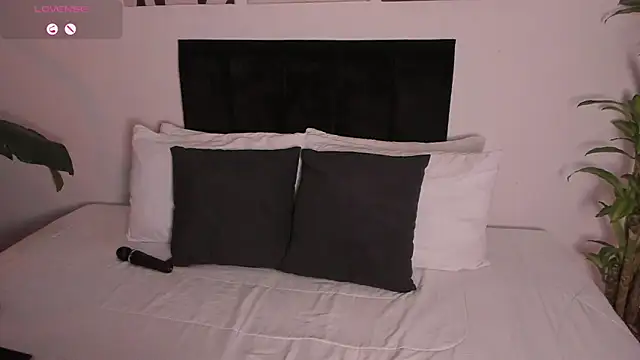 izzyvega   online show from October 14, 11:49 pm