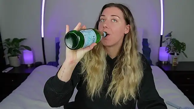 Snapshot of louiseberkeley chatting on October 7, 12:41 am louiseberkeley online show from October 7, 12:41 am