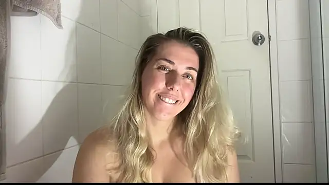 Snapshot of louiseberkeley chatting on October 29, 11:34 am louiseberkeley online show from October 29, 11:34 am