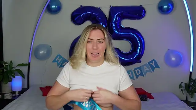 Snapshot of louiseberkeley chatting on November 7, 4:12 am louiseberkeley online show from November 7, 4:12 am