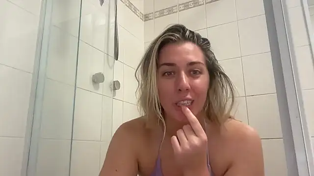 Snapshot of louiseberkeley chatting on December 17, 1:55 am louiseberkeley online show from December 17, 1:55 am