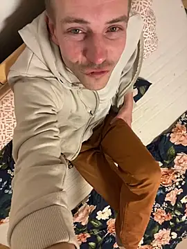 Snapshot of Skinny0150 chatting on November 18, 10:47 pm Skinny0150 online show from November 18, 10:47 pm