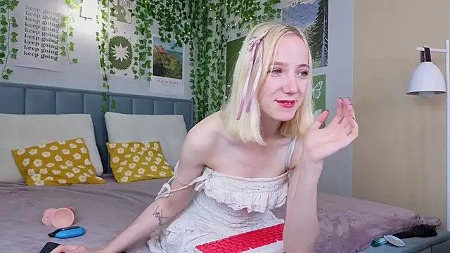 Snapshot of EmmaNovak chatting on October 6, 12:13 pm EmmaNovak online show from October 6, 12:13 pm