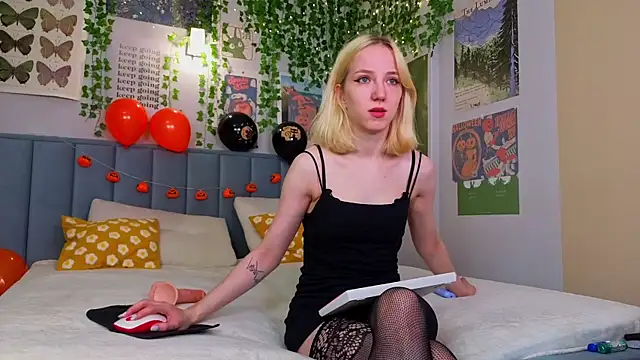 Snapshot of EmmaNovak chatting on October 22, 12:27 pm EmmaNovak online show from October 22, 12:27 pm