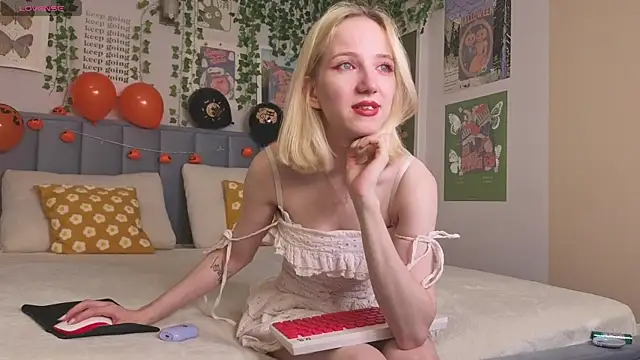 Snapshot of EmmaNovak chatting on October 26, 12:55 pm EmmaNovak online show from October 26, 12:55 pm