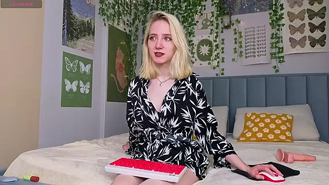 Snapshot of EmmaNovak chatting on December 3, 4:05 pm EmmaNovak online show from December 3, 4:05 pm