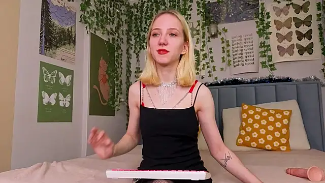 Snapshot of EmmaNovak chatting on December 16, 11:48 am EmmaNovak online show from December 16, 11:48 am