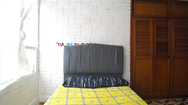 Naia Stant online show from October 24, 6:37 pm