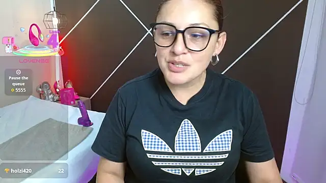 Snapshot of ScarletHott_ chatting on October 22, 11:43 am ScarletHott online show from October 22, 11:43 am