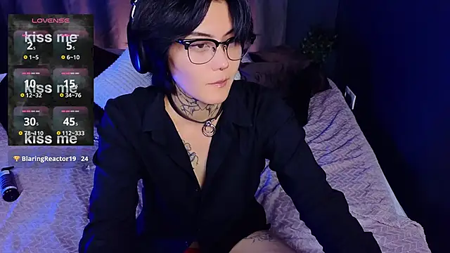 Snapshot of GothXRaven chatting on October 3, 4:04 pm GothXRaven online show from October 3, 4:04 pm