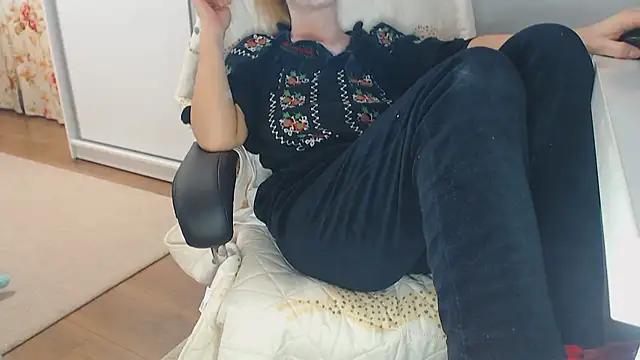 Snapshot of merlyn4 chatting on January 5, 11:15 am merlyn4 online show from January 5, 11:15 am