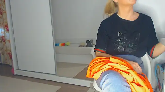 Snapshot of merlyn4 chatting on March 8, 9:50 am merlyn4 online show from March 8, 9:50 am