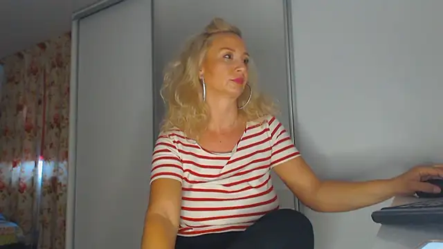 Snapshot of merlyn4 chatting on September 19, 9:43 am merlyn4 online show from September 19, 9:43 am