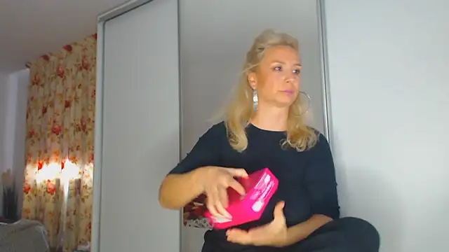 Snapshot of merlyn4 chatting on October 14, 9:32 am merlyn4 online show from October 14, 9:32 am