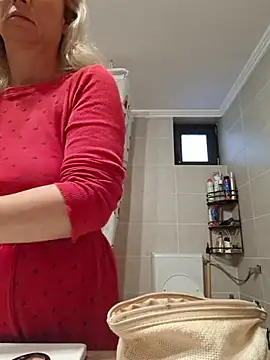 Snapshot of merlyn4 chatting on December 5, 7:50 am merlyn4 online show from December 5, 7:50 am