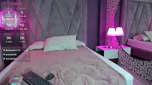 Nahomi key  online show from October 19, 8:15 am