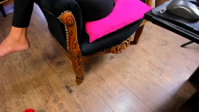 TaylorGrace online show from October 17, 4:04 am